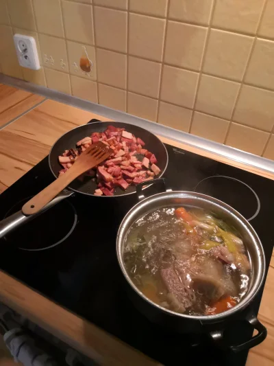 Arhus - @Arhus wywar i mięso podczas smażenia,