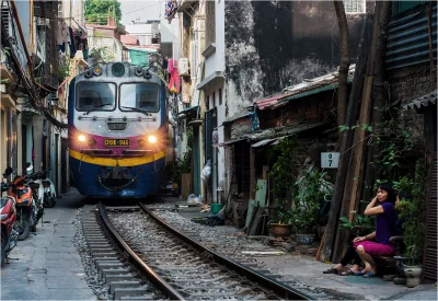 ff_91 - Po tym, jak turyści znowu prawie wpadli pod koła pociągu, władze Hanoi, stoli...