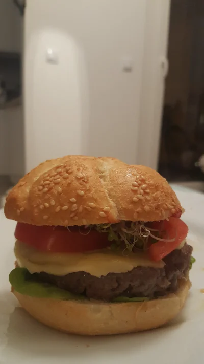 Theia - prawdziwy polski burger, a nie to hamerykańskie gunwo sprzedawane po 50zł!!11...