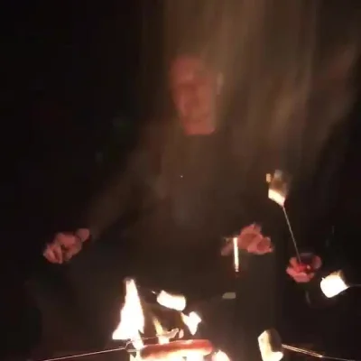 J.....I - Ognisko na dachu Gigafactory
#elonmusk
Whiskey, fire, s’mores and JC

ht...