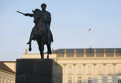 brattland - Duńczycy zebrali pieniądze i odbudowali pomnik przed Pałacem Prezydenckim...