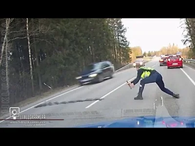 Izaro - Estoński policjant wyrzuca kolczatkę na drogę 
#motoryzacja #samochody