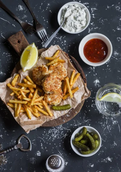 CookMagazine - Fish and chips - proste w wykonaniu, najlepiej smakują z jasnym browar...