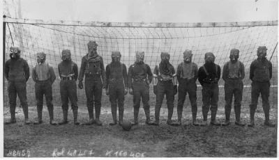HaHard - Drużyna piłkarska składająca się z brytyjskich żołnierzy w maskach gazowych....