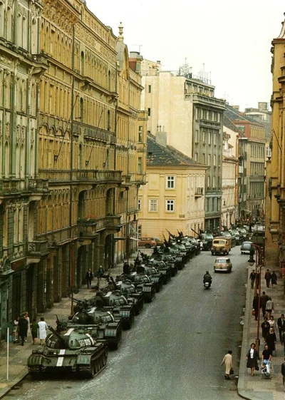 NowaStrategia - Radzieckie czołgi zaparkowane na ulicy Pragi, 21 sierpnia 1968 roku
...