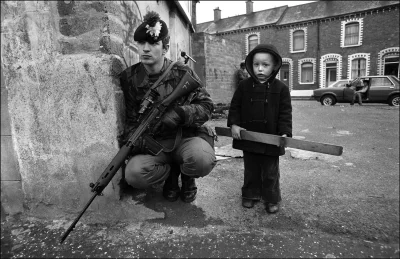 angelo_sodano - Mały chłopiec i brytyjski żołnierz w trakcie patrolu, Belfast, 6 maja...