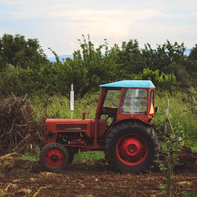 czesu - Czerwony traktorek gdzieś na farmie w Grecji.
#fotografia #tworczoscwlasna