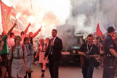 P.....k - Spójrzcie na flagę "patriotycznych" kibiców z Wrocławia. To ma zdaje się dr...