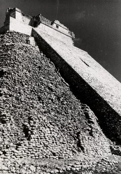 myrmekochoria - Piramida czarownika w Uxmal, 1952.

#starszezwoje - blog ze starymi...