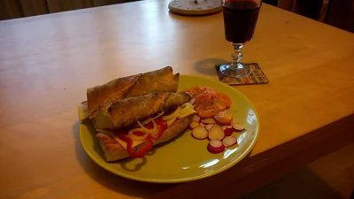 segment - a kolacja #slomianywdowiec wygląda tak:

- bagietka pszenno - żytnia na z...