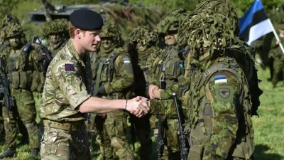 johanlaidoner - Książę Harry i estońscy żołnierze w mundurach polowych.

#estonia #...