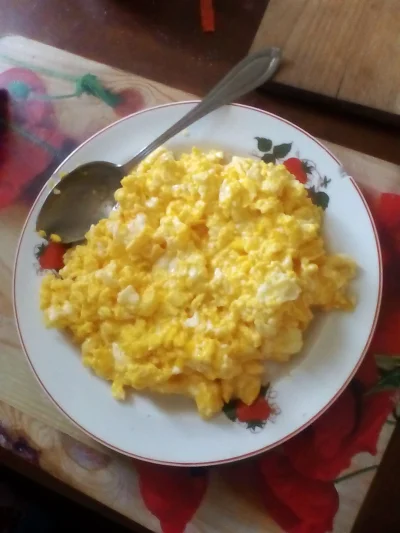 anonymous_derp - Dzisiejsze śniadanie: Jajecznica z 8 jaj, sól.

#jedzenie #jedzzwy...