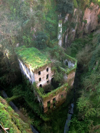 LuthienAlcarin - @LuthienAlcarin: The Valley of the Mills. Sorrento
#earthporn #aban...