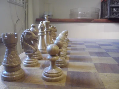 Mowdomnie_mistrz - Stolik do szachów z kompletem figur zrobiony przez mojego tatę na ...