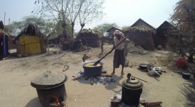 KKKas - Mieszanie obiadu wiosłem :->

wioska Thee Kone, Myanmar.