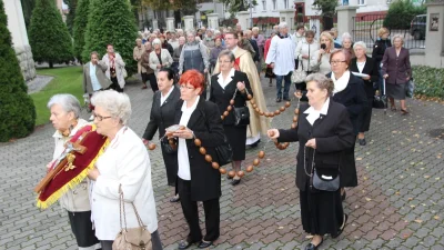 e.....i - @troniu: 
Już niosą ciężki różaniec szturmowy.