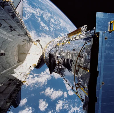 d.....4 - Hubble opuszcza ładownię wahadłowca Discovery (STS-31).

25 kwietnia 1990

...
