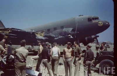 Mleko_O - #iiwojnaswiatowawkolorze

C-47 Skytrain w Tunezji, 1943 rok. Zdjęcie bard...