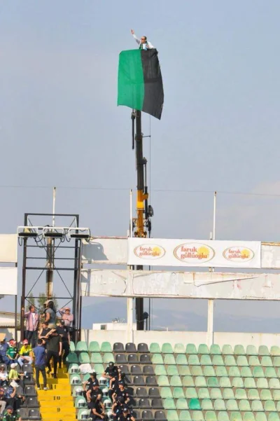 nopenope - Kibic ma zakaz wstępu na stadion, więc żeby obejrzeć mecz postanawia wypoż...