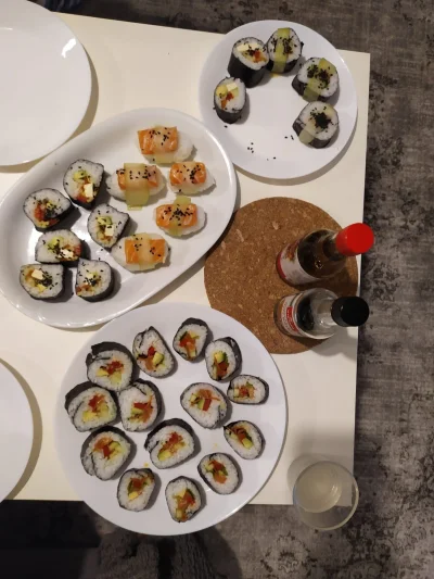 szczepeq - Kolacja do oceny.
Pierwsze sushi produkcji domowej mojej #rozowypasek. 

#...