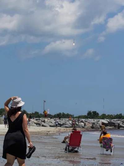 glaaki - #spacex 
wychodzisz sobie na spacer na plaze a tu akurat rakieta wraca z ko...