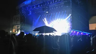 adamko92 - Kiedy jesteś na koncercie QUEEN, a jakiś rurkowiec wyjmuje parasol bo spad...