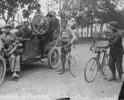 MSKappa - 1913 rok, piąta edycja Giro D'Italia.

Liderem klasyfikacji generalnej po...