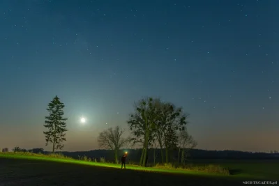Nightscapes_pl - Księżyc w towarzystwie Marsa i Saturna na porannym niebie. 

#foto...