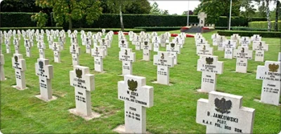 r.....k - Wszyscy pochowani na cmentarzu w Bredzie polscy żołnierze maja identyczne n...