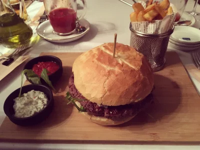 Migajaca_dioda - Pojedzone ( ͡º ͜ʖ͡º) 

#jedzenie #burger #omnomnom