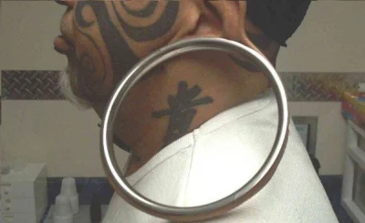 M.....K - No spoko. Wielkie szkło powiększające tatuaż na szyi.


Oh w8...

#piercing...