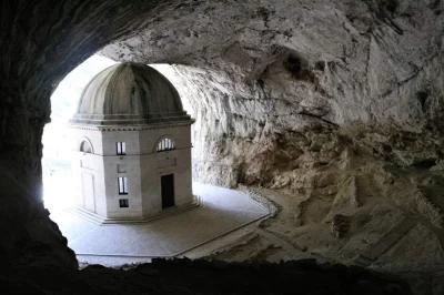 Castellano - Tempietto del Valadier w Genga, Marche. Włochy
foto: Mauro Malanima

...