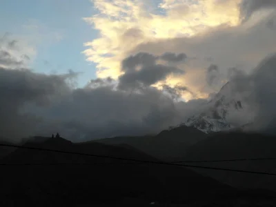 matelusz - Kazbek, najwyższy szczyt Gruzji, wyłania się zza chmur

#wakacjeboners #ea...