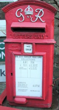 KEjAf - @woytas: Kolejna ciekawostka z UK: na każdej skrzynce pocztowej jest symbol w...