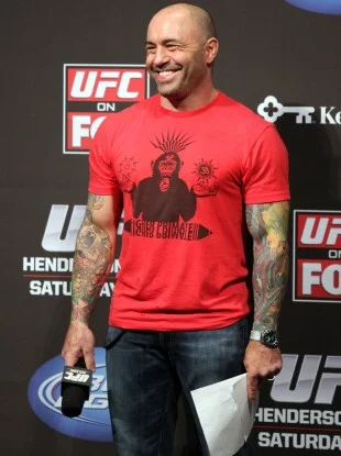 r.....a - @BotRekrutacyjny: to jest joe rogan, ma 51 lat, pali marihuane codziennie, ...