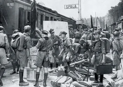 myrmekochoria - Polscy harcerze na stacji kolejowej w Spale, lato 1939. Inny podpis h...