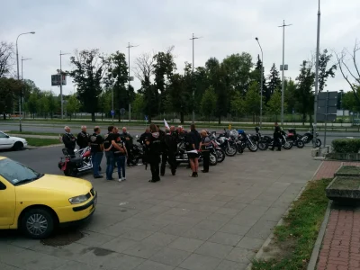 D.....k - #warszawa #powstanie

Motocykliści przy Torwarze.