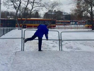 Mr--A-Veed - Tak, to jest dokładnie to co widzicie - wzdłuż chodnika ustawili bariery...