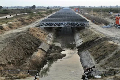 szoorstki - W Indiach panelami przykrywa się kanały wodne ograniczając przy okazji pa...