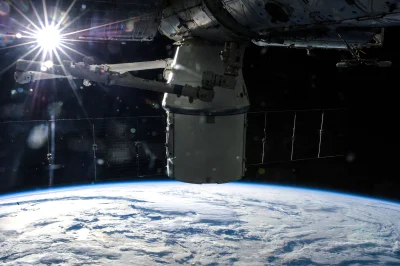 s.....n - Zdjęcie Dragona zadokowanego do ISS podczas przeładunku zapasów i aparatury...