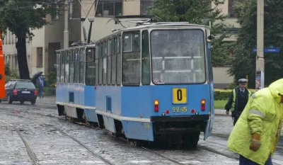 hipotrofia - Ten uczuć kiedy wsiadasz do 0 i patrzysz w którym wagonie jest żul, żeby...