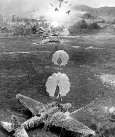 myrmekochoria - Bombardowanie japońskiego lotniska przy użyciu bomb spadochronowych i...