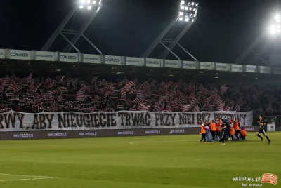 fullversion - Kibice piłkarscy, a szczególnie zagorzali fani klubu sportowego Cracovi...