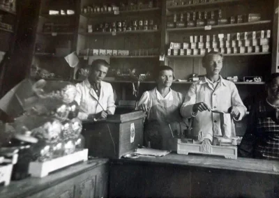 Lacik - Zdjęcie zrobione tuż po wojnie, rok 1947. Sklep w jednym z wielu miast północ...