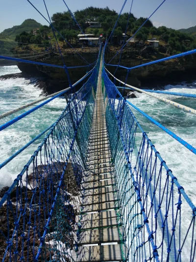 kotbehemoth - Most prowadzący ze skalnej wyspepki Timang, Indonezja

Wybrałem się dzi...