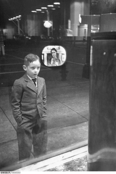HaHard - Chłopiec ogląda telewizję przez szybę w sklepie
1948

#hacontent #histori...
