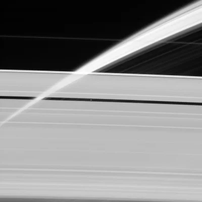 t.....m - Pierścienie Saturna z widoczną przerwą Enckiego, w której podróżuje Pan.
Zr...