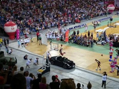 kontrowersje - W #krakow #arena na imprezie u #gortat tak oto skaczą nad #porsche