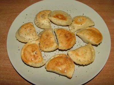 G.....a - #pierogi #pieroginawykopie #foodporn
Ludzie dzielą się na dwie kategorie. ...