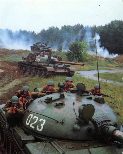 papier96 - Czołgi T-62 wraz z piechotą (z karabinkami AKS-74) w natarciu
#papierowyc...